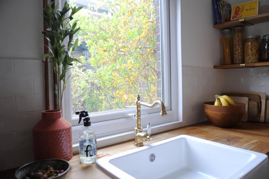לונדון Light Filled Mid- Century 3 Bed Cottage In Dulwich מראה חיצוני תמונה