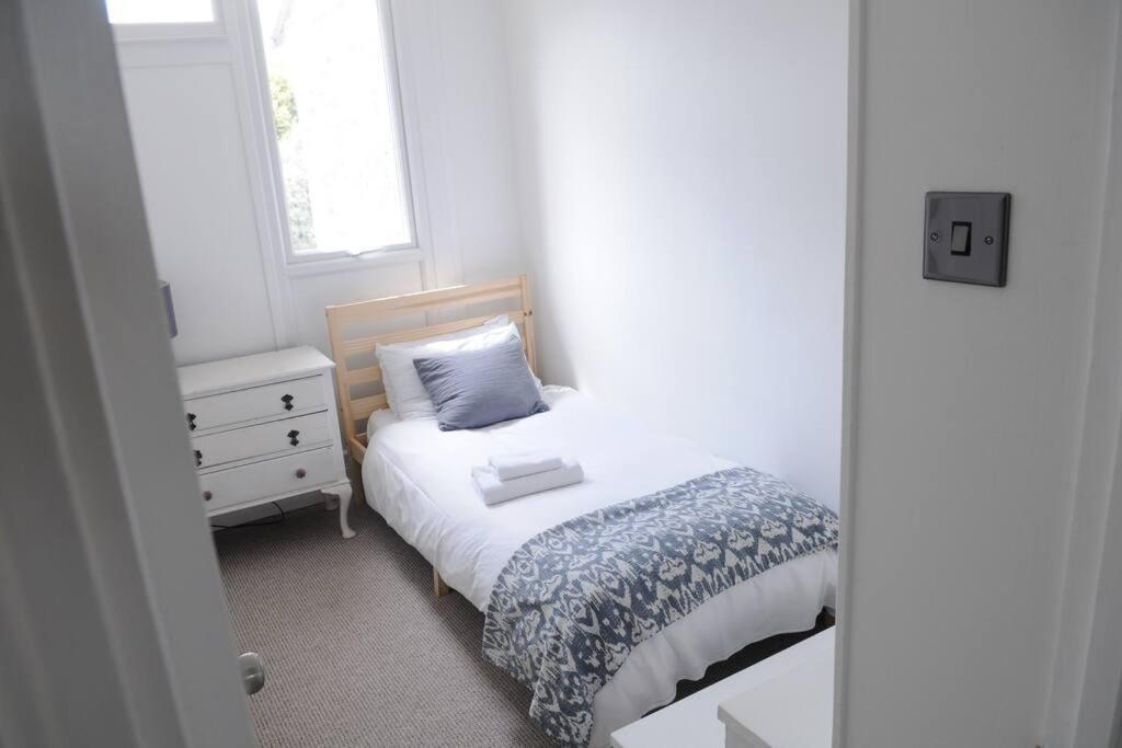 לונדון Light Filled Mid- Century 3 Bed Cottage In Dulwich מראה חיצוני תמונה