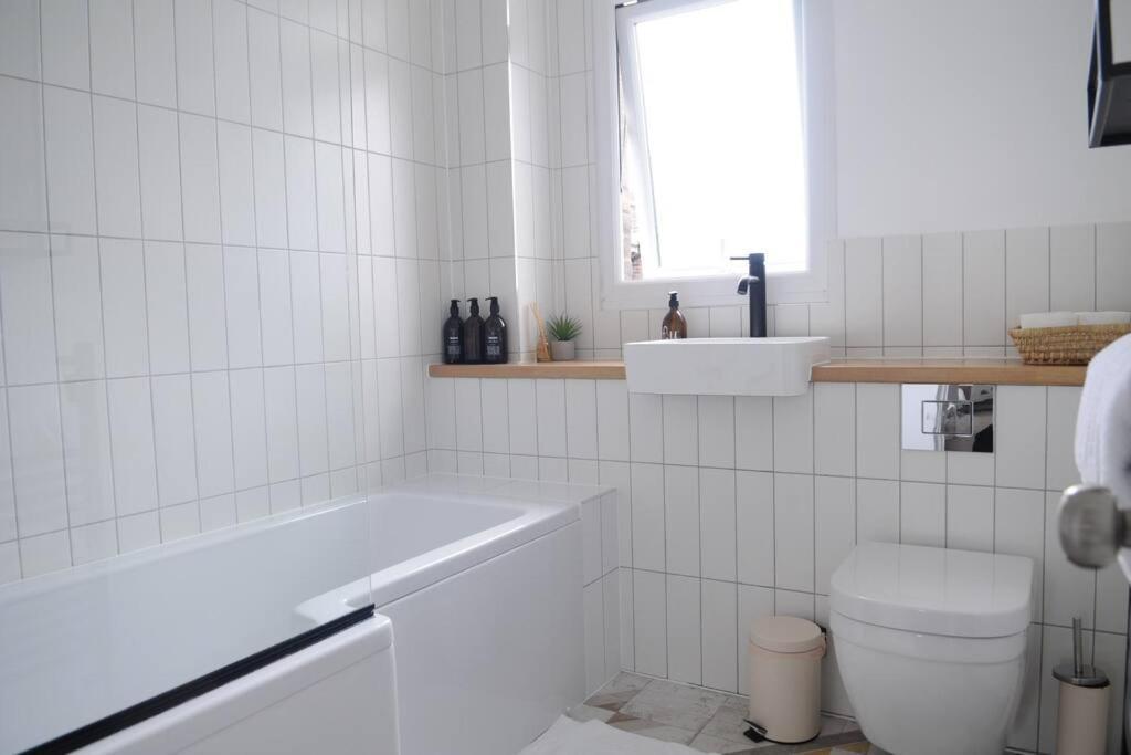 לונדון Light Filled Mid- Century 3 Bed Cottage In Dulwich מראה חיצוני תמונה
